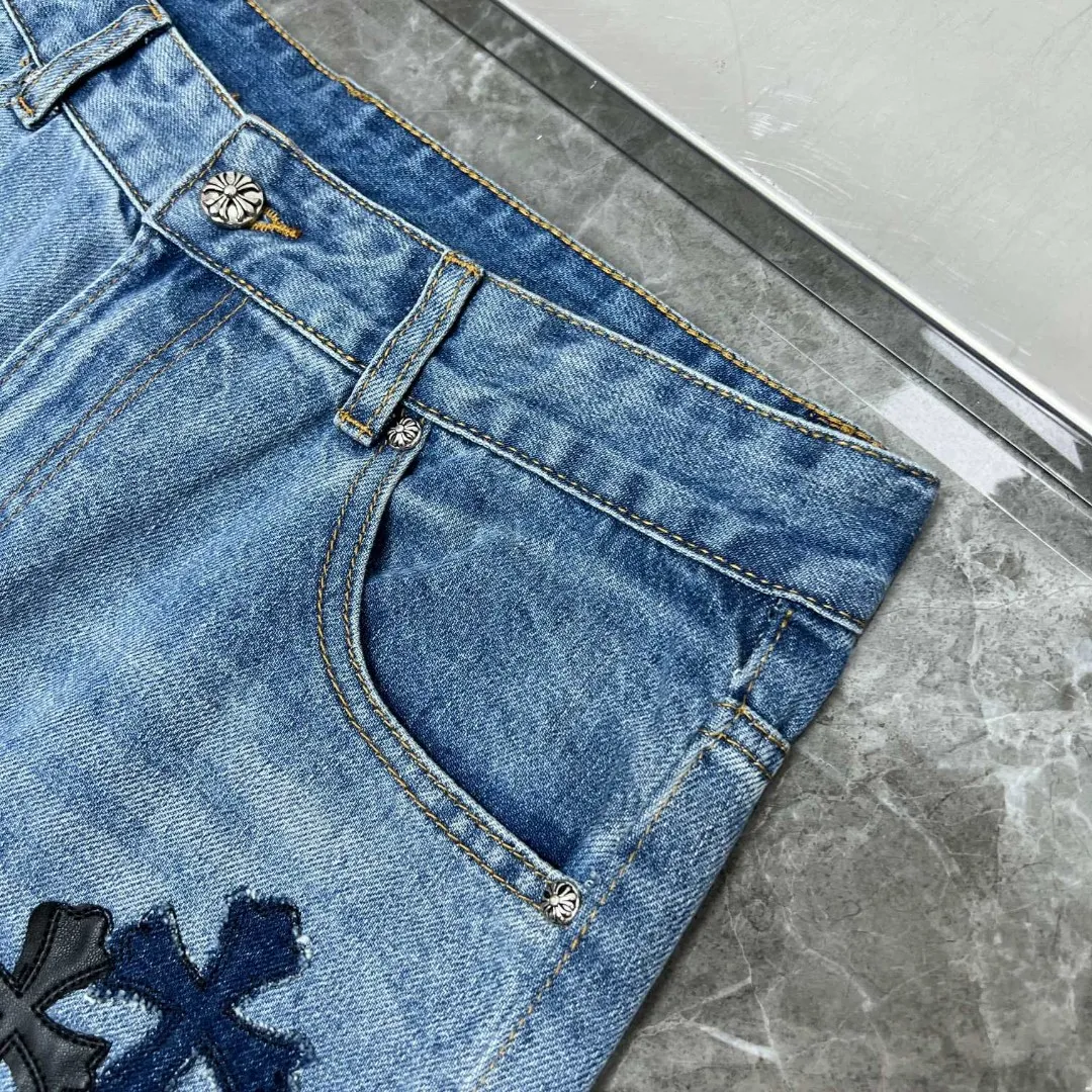 P296 Chrome Hearts🌸Jeans series🌸 🌈Classic version series🌈Cross leather mark silver washed style Exclusive custom weaving and dyeing 100% pure cotton high weight denim fabric High-tech washing! After the pants are finished, do heavy enzyme stone washing and rinsing! ✨Heavy leather embroidery➕Heavy hand sewing, washing and polishing✨Original hardware mold opening! Carrying various craft elements, it is suitable for all kinds of outfits and can be worn in all seasons. 🌈Recommended color: fixed-dyed denim blue🌈Code numbers: S, M, L, XL
